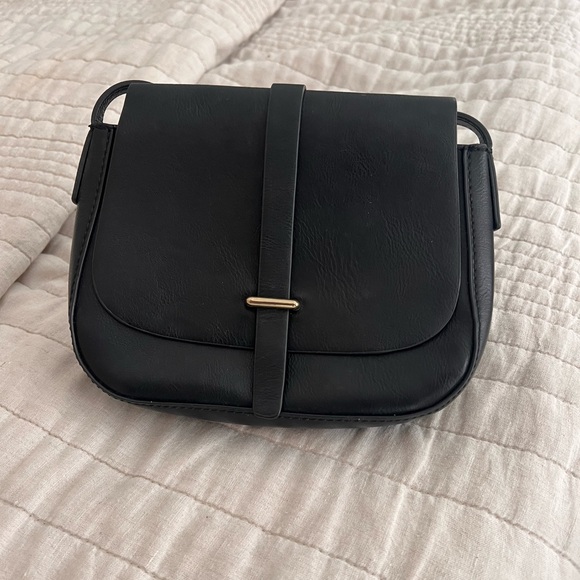 GAP Handbags - GAP Classic Black Womans Leather Purse